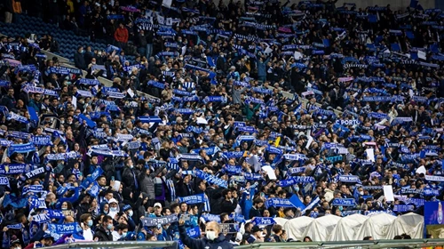 Tausende begeisterte Fans des FC Porto halten im Stadion stolz ihre blau-weißen Vereinsschals in die Höhe.